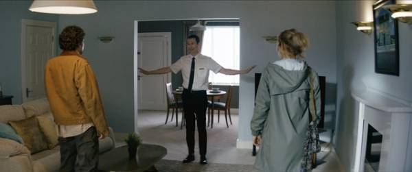 不気味な不動産屋が案内する“理想の家”内見スタート…『ビバリウム』