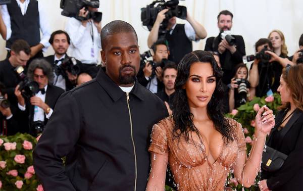 キム・カーダシアン、カニエ・ウェストとの離婚を申請 薬指に指輪なし