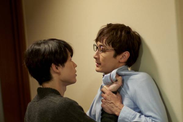 松村北斗vs小関裕太の恋愛バトル!? “修羅場の食卓”シーンに注目『ライアー×ライアー』