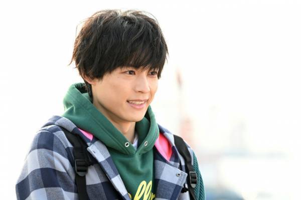 松村北斗“小牧”、メガネ＆ポンパの大学生時代に「可愛すぎる」の声…「レッドアイズ 監視捜査班」6話