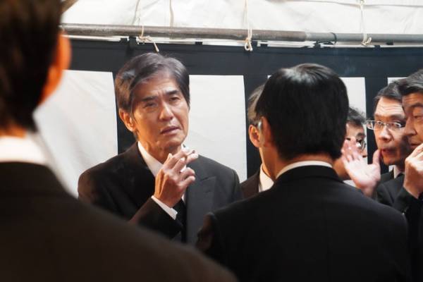 大泉洋、佐藤浩市は「オーラ怪獣」 國村隼＆リリー・フランキーら『騙し絵の牙』場面写真解禁