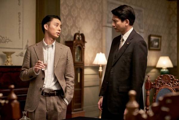 中井貴一＆向井理＆藤ヶ谷太輔、重厚感あるセットに佇む「華麗なる一族」場面写真