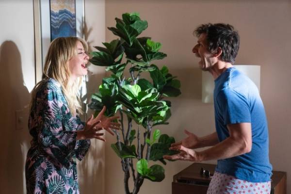 アンディ・サムバーグ、彼女と完璧オウム返し喧嘩『パーム・スプリングス』本編映像