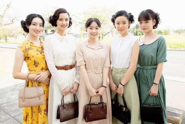 広瀬すず＆山崎紘菜＆藤野涼子ら「エアガール」レトロルックの仲良しショット到着