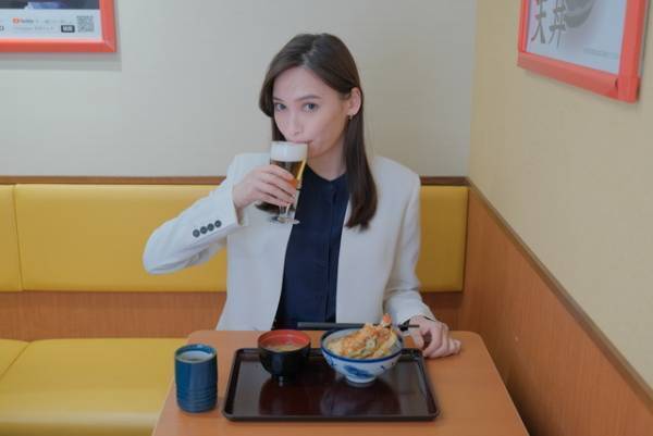 大政絢、ひとり飲みライフを完全謳歌！コナリミサト「ひとりで飲めるもん！」がドラマ化