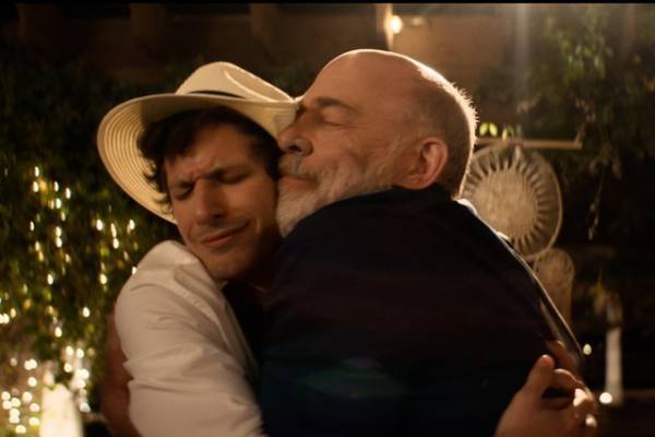 J・K・シモンズ“謎の男”との最高の一夜とは…『パーム・スプリングス』本編映像