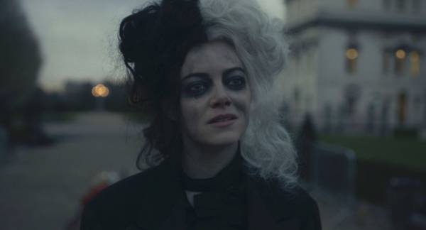 夢を追いかけた彼女に一体何が…!?『クルエラ』新写真