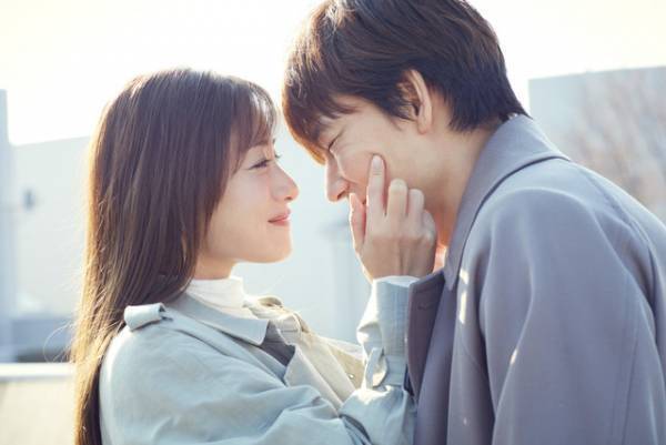 石原さとみが綾野剛に“頬ぷに”！「恋はDeepに」今夜スタート