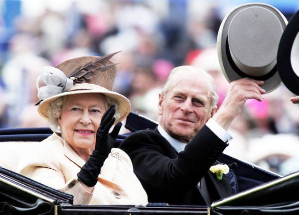 英王室、フィリップ殿下の秘蔵写真を公開 エリザベス女王とひ孫に囲まれている写真など