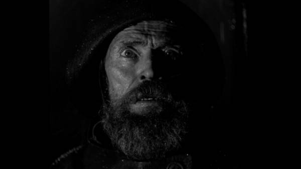 ウィレム・デフォーの怯えるカット到着…A24が放つスリラー『ライトハウス』