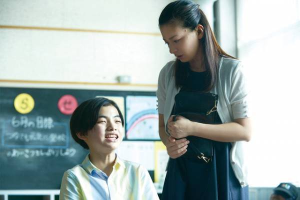 菅野美穂＆高畑充希＆尾野真千子、幸せと緊迫の表情が入り交じる場面写真『明日の食卓』