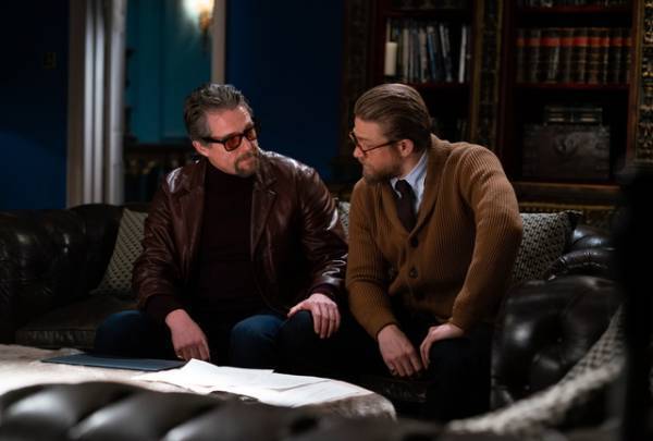 ヒュー・グラント×チャーリー・ハナムの劇中“アテレコ”シーン到着『ジェントルメン』