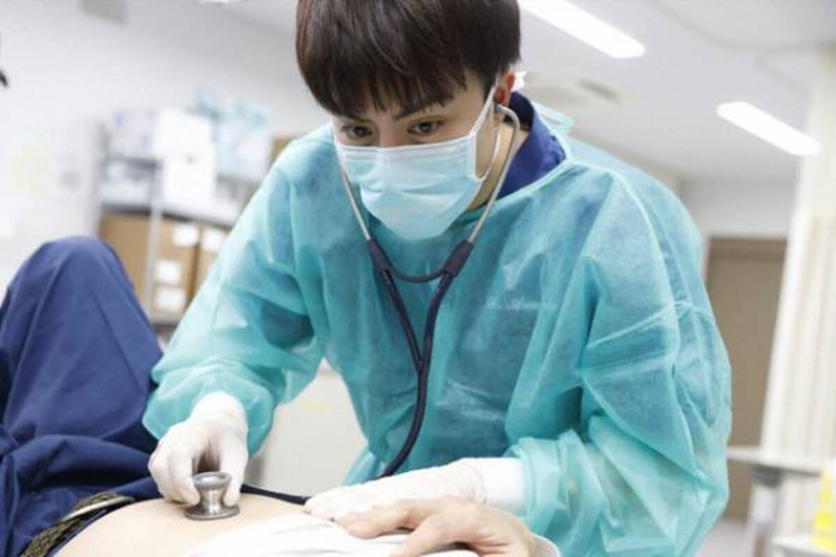 白濱亜嵐の 医者姿 に 新しい 新鮮 の声 勇気づけられた視聴者も多数 泣くな研修医 1話 21年4月25日 ウーマンエキサイト 1 2
