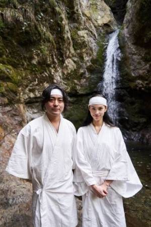 水原希子＆山田孝之、滝行や瞑想に初挑戦！「キコキカク」