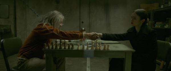 リリー・コリンズ、サイモン・ペッグ“地下に囚われた男”と出会う…『インヘリタンス』日本版予告到着