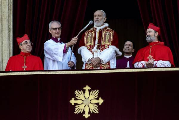 ジュード・ロウvsジョン・マルコヴィッチの「ニュー・ポープ」同じものは二度着ない絢爛なる衣装