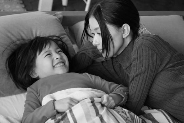 芳根京子が“母”の顔を見せる『Arc アーク』84歳差の親子ショット