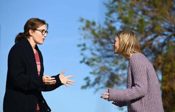 ケイト＆ミア、“母”の決意を巡り言い争う『ブラックバード』シーン写真