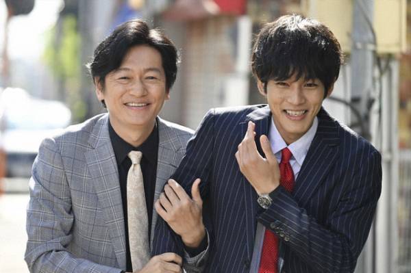 松坂桃李＆井浦新の“パーカー”に「クセがすごい」の声、萌え袖にも視聴者の視線集まる…「あのときキスしておけば」3話