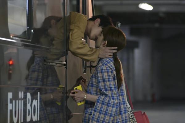 川口春奈＆横浜流星“窓越しキス”に「最高オブ最高」、向井理“同居展開”に驚きも…「着飾る恋には理由があって」5話