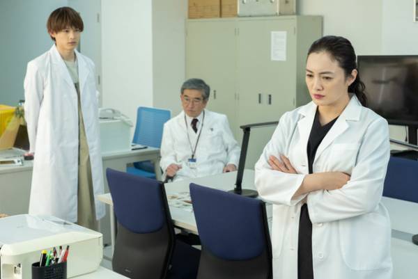 仲間由紀恵＆松村北斗、“女王×ワンコ”のバディ組む「屍活師」場面写真到着