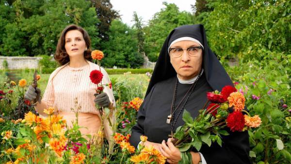 ジュリエット・ビノシュ“校長”が自ら指導、60年代フランスの“良き妻の鉄則”とは!?『5月の花嫁学校』