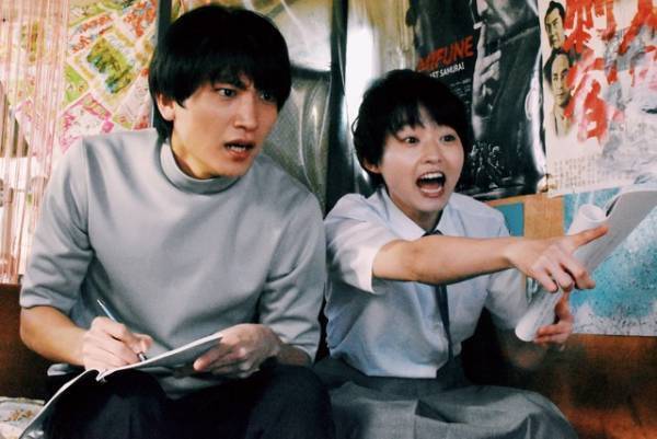 伊藤万理華＆金子大地ら映画づくりに駆け抜ける夏！『サマーフィルムにのって』新写真