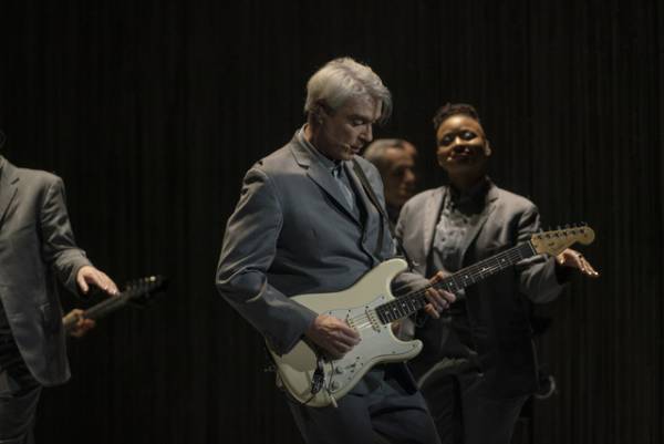 「トーキング・ヘッズ」最大のヒット曲に沸く！『アメリカン・ユートピア』本編映像