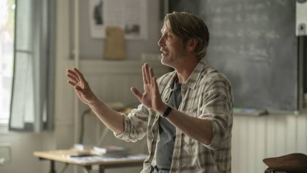 マッツ・ミケルセン“先生”の授業風景到着『アナザーラウンド』場面写真＆本ポスター