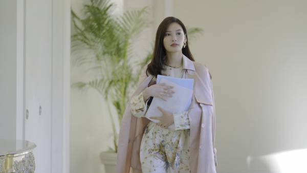 大政絢、クールなオフィスシーンとのギャップに注目「ひとりで飲めるもん！」場面写真＆新PR映像