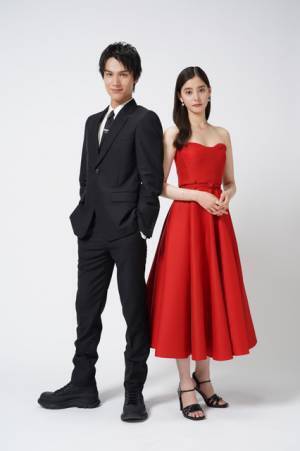 中川大志×新木優子、“殺し屋とターゲット”の2ショット公開「ボクの殺意が恋をした」