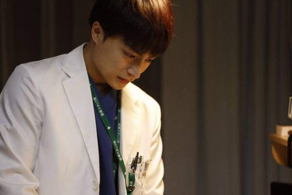 「メンディくさがらず」のコピーに爆笑する視聴者続出、「GENERATIONS」ポスターが話題に…「泣くな研修医」7話