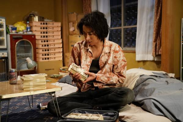 藤原竜也の“天才作家”、謎の札束が目の前に…『鳩の撃退法』主題歌予告