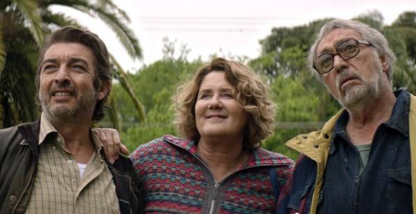 金融危機で無一文!? おじさん軍団の痛快リベンジ描く『明日に向かって笑え！』日本版予告