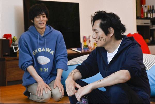 松坂桃李＆井浦新＆三浦翔平らの“銭湯シーン”に「修学旅行か」の声、桃地と巴の“キス”に感動の嵐…「あのキス」7話