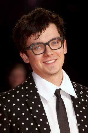 エイサ・バターフィールドもびっくり！ファストファッションの帝王、享楽の誕生日『グリード』本編映像