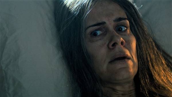 我が子の命の無事に安堵するも… サラ・ポールソンが不安な表情見せる『RUN／ラン』本編冒頭映像