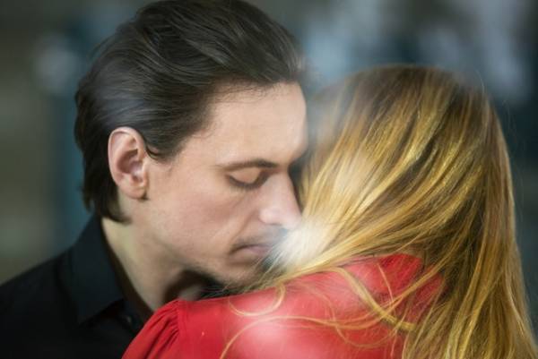 セルゲイ・ポルーニンの気まぐれで情熱的な“恋人”を堪能『シンプルな情熱』特別予告