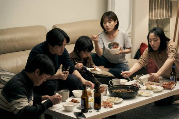 池松壮亮＆チェ・ヒソら日韓の家族を繋ぐ…旅の途中の食事シーン入手『アジアの天使』