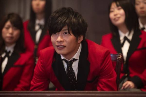 田中圭が『賭ケグルイ』に登場、浜辺美波も「笑っちゃって」？ 制服姿＆メイキング到着