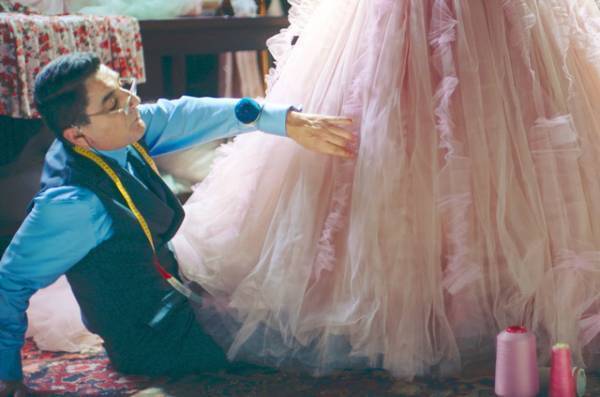 アテネの街並みと華やかなドレスが彩る『テーラー　人生の仕立て屋』予告編