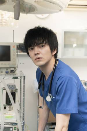 “犬ラブ”な林遣都、真剣な眼差しの獣医師姿も解禁『犬部！』場面写真