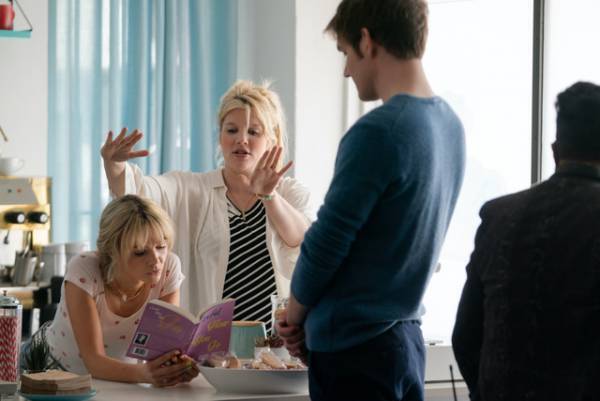 『プロミシング・ヤング・ウーマン』は“なぜバツが悪いのか”？ フェネル監督「狙いは問いかけること」