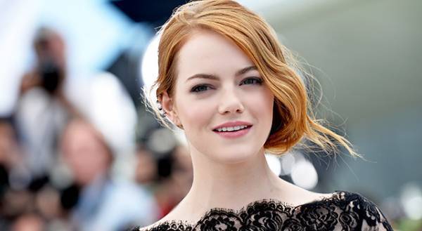 エマ・ストーン、夫婦でA24のコメディを製作 ティルダ・スウィントンが出演