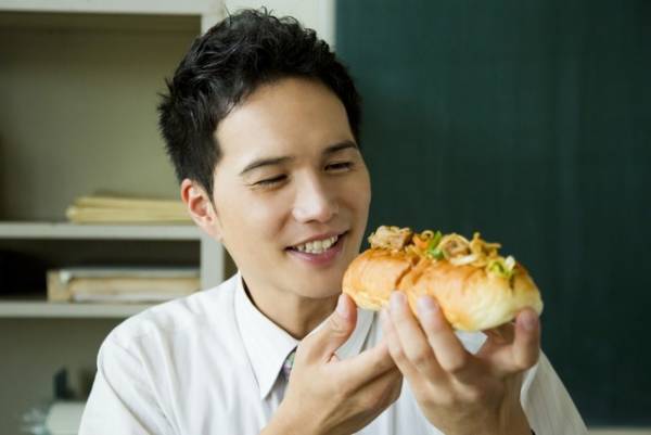 市原隼人が給食マニアの教師演じる「おいしい給食」続編放送決定、劇場版の2年後描く
