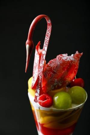 【ディズニー】美麗なスワンがグラスに舞い降りた　浦安ブライトンホテル東京ベイに美しすぎるパフェが新登場