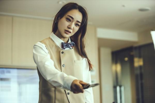 奈緒の緊迫の場面、島崎遥香＆純烈・白川裕二郎らの不穏なカットも「演じ屋」新写真