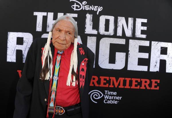 ネイティブ・アメリカン俳優のサギノー・グラントが死去、85歳 『ローン・レンジャー』などに出演