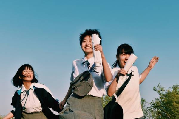 仲よし3人組のオフショット！『サマーフィルムにのって』疾走感あふれるメイキング写真