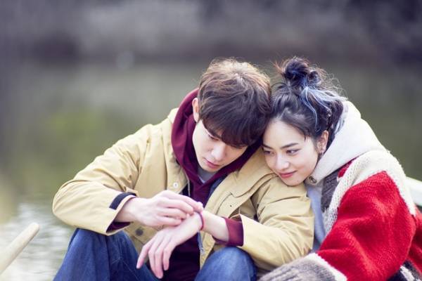 佐藤緋美、亡き恋人のセーラー服を着て哀しみと向き合う役に『ムーンライト・シャドウ』本予告＆ビジュアル